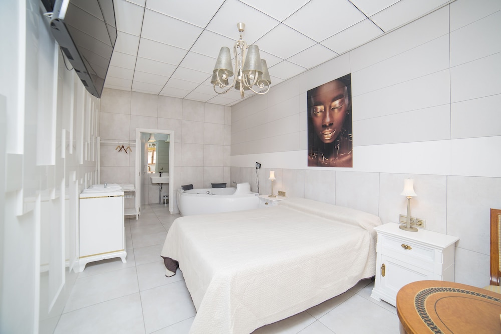 Royal Suite, 1 Queen Bed, Jetted Tub