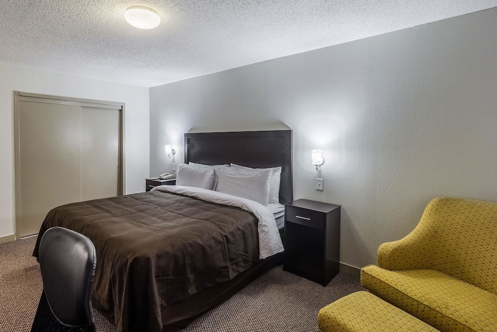 Standard Room, 1 King Bed, Non Smoking - Photo 3