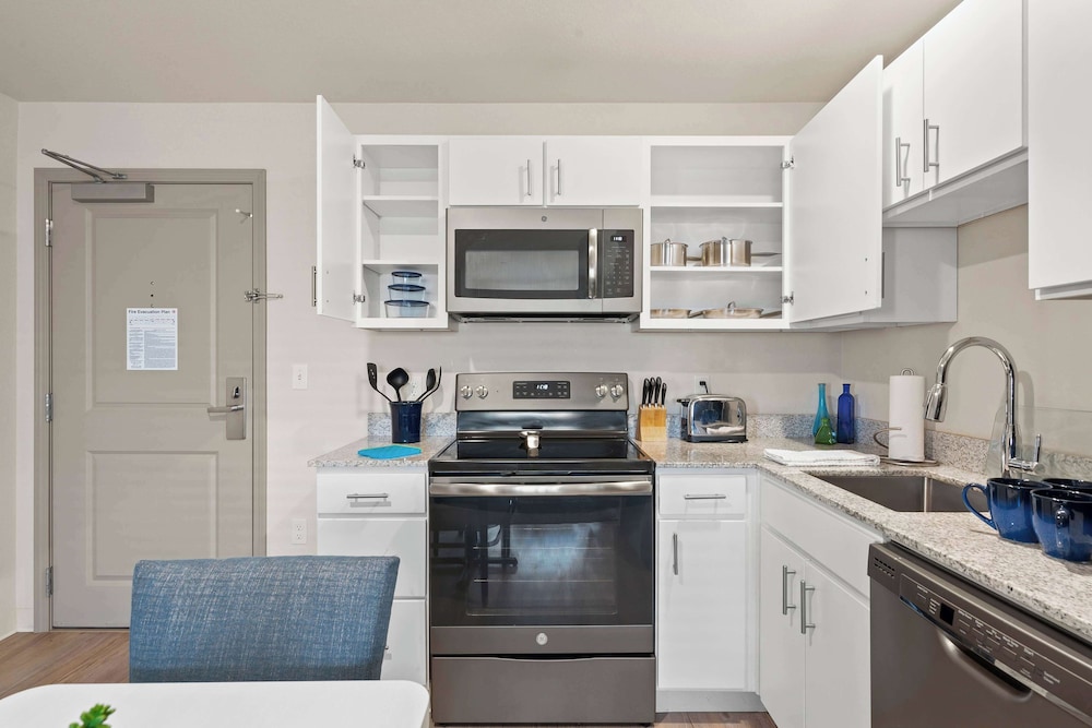 Suite, 2 Bedrooms, Accessible (Hearing) - Photo 8