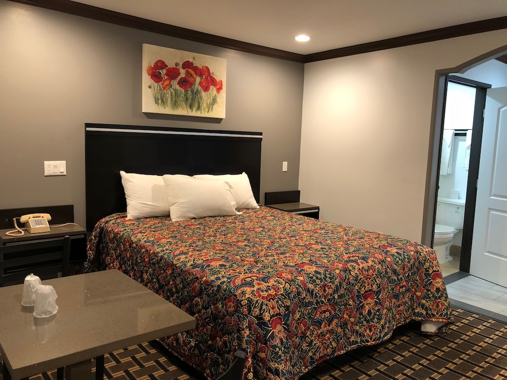Family Room, 1 King Bed, Non Smoking photo 2