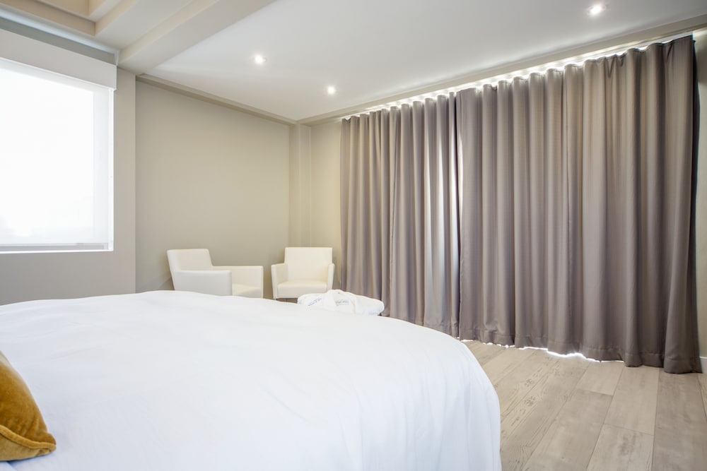 Junior King Suite with Private Solarium Pool View and Partial Ocean View photo 3