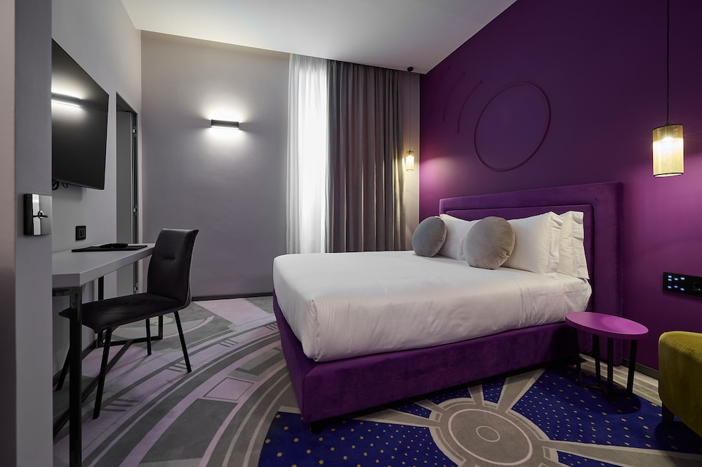 Executive Room thumbnail 6
