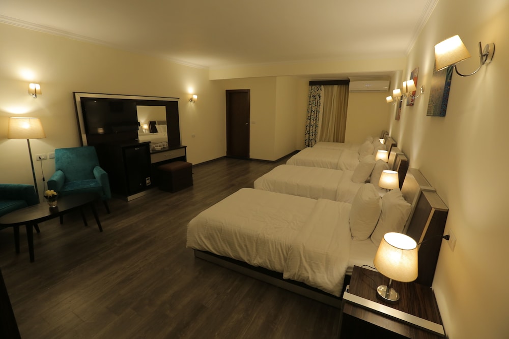 Family Quadruple Room, City View (5 Guests) - Photo 5