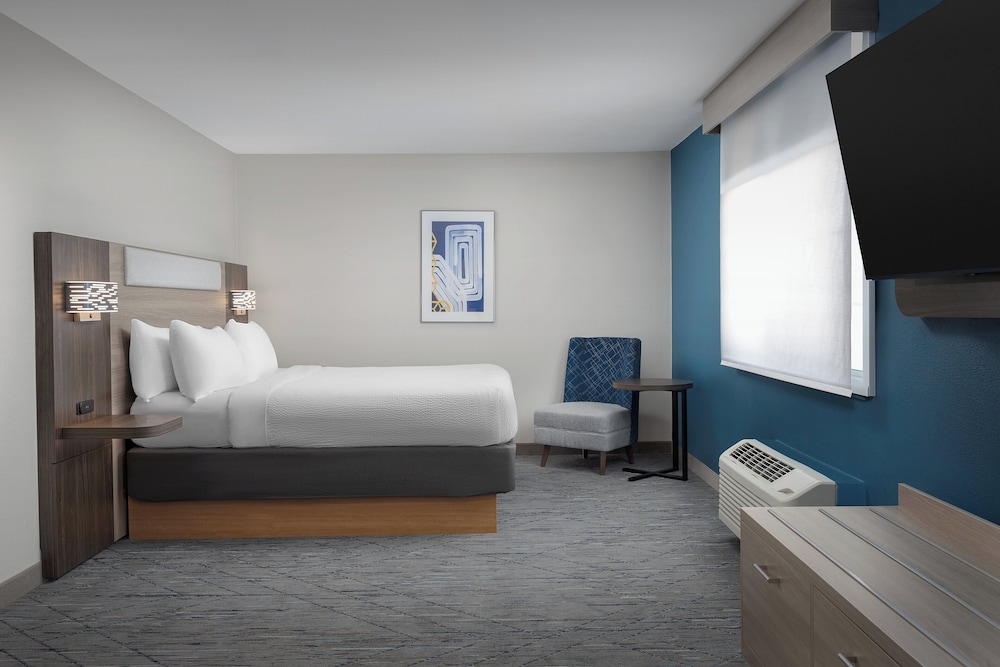 Suite, 1 King Bed - Photo 3