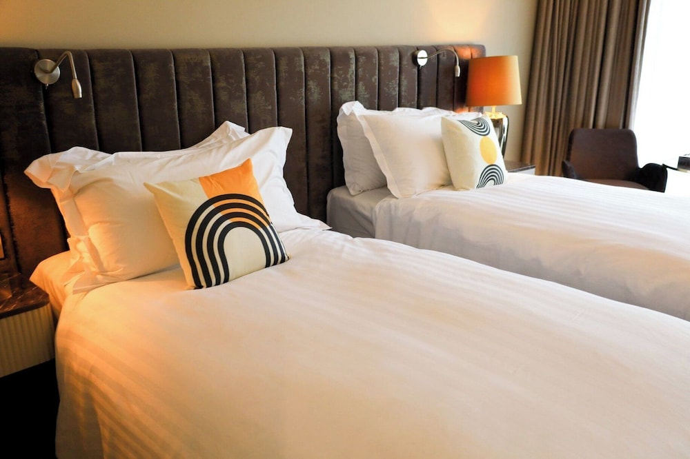 Standard Room, 2 Twin Beds, Balcony (Paddock View) photo 3