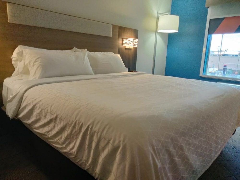 Standard Room, 1 King Bed, Jetted Tub - Photo 1