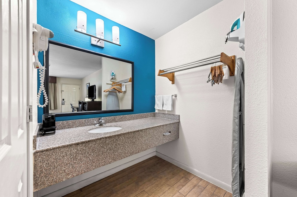 Standard Room, 2 Queen Beds, Smoking, Refrigerator & Microwave photo 2