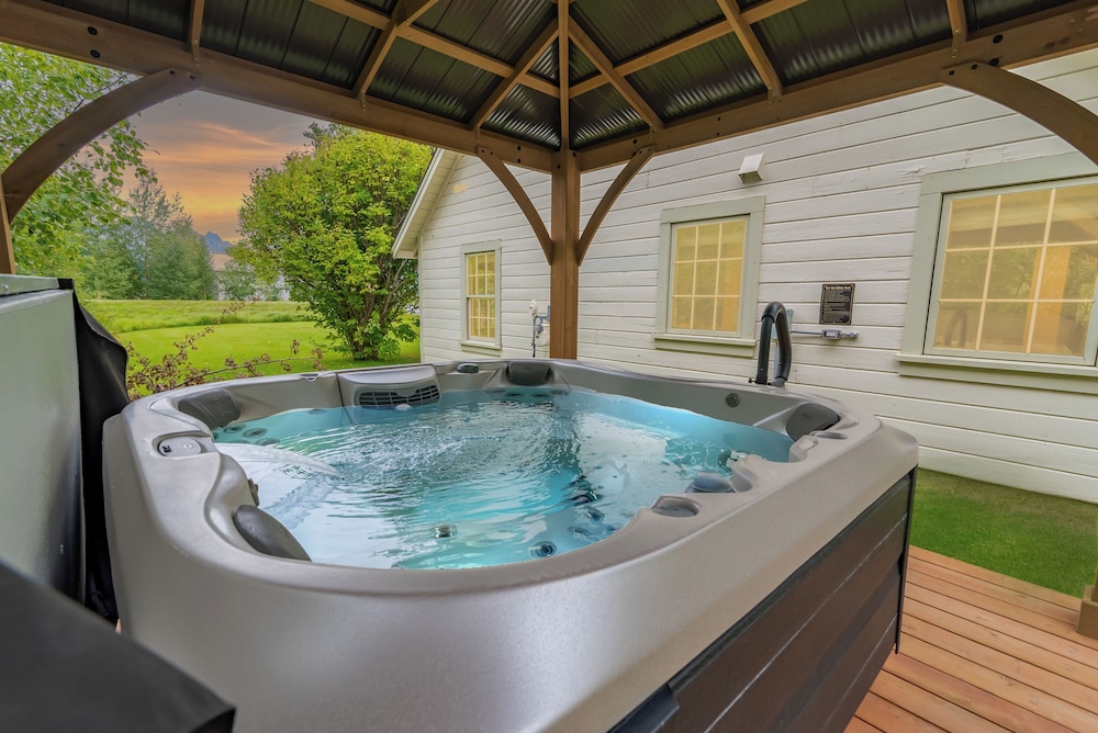 Suite 1 - Deluxe Suite, Hot Tub, Mountain View photo 1