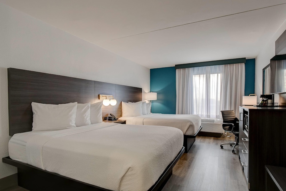 2 Queen Beds, Refreshed Deluxe Room, Non-Smoking photo 1