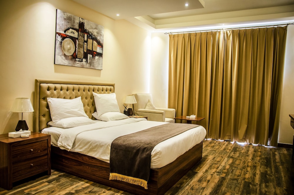 Executive Studio, 1 King Bed, Pool View photo 2