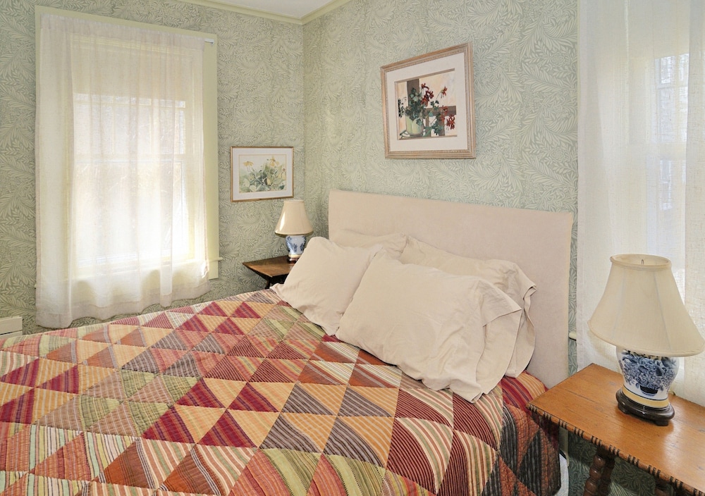 Deluxe Room, 1 Queen Bed with Sofa bed photo 1