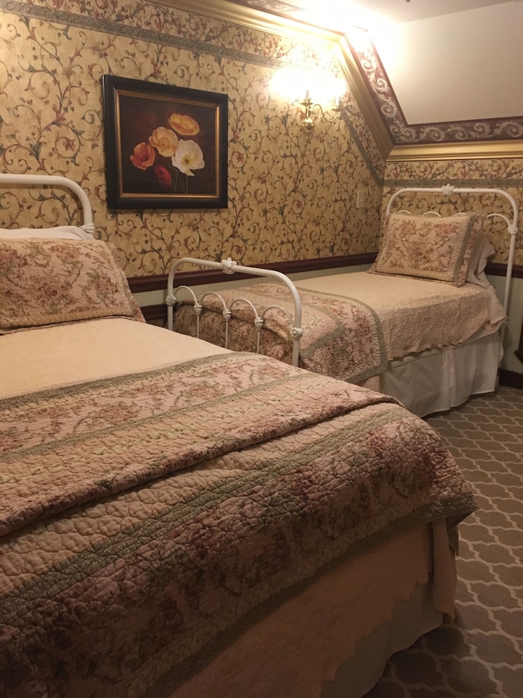 Family Room, Multiple Beds, Shared Bathroom, Mountain View photo 2