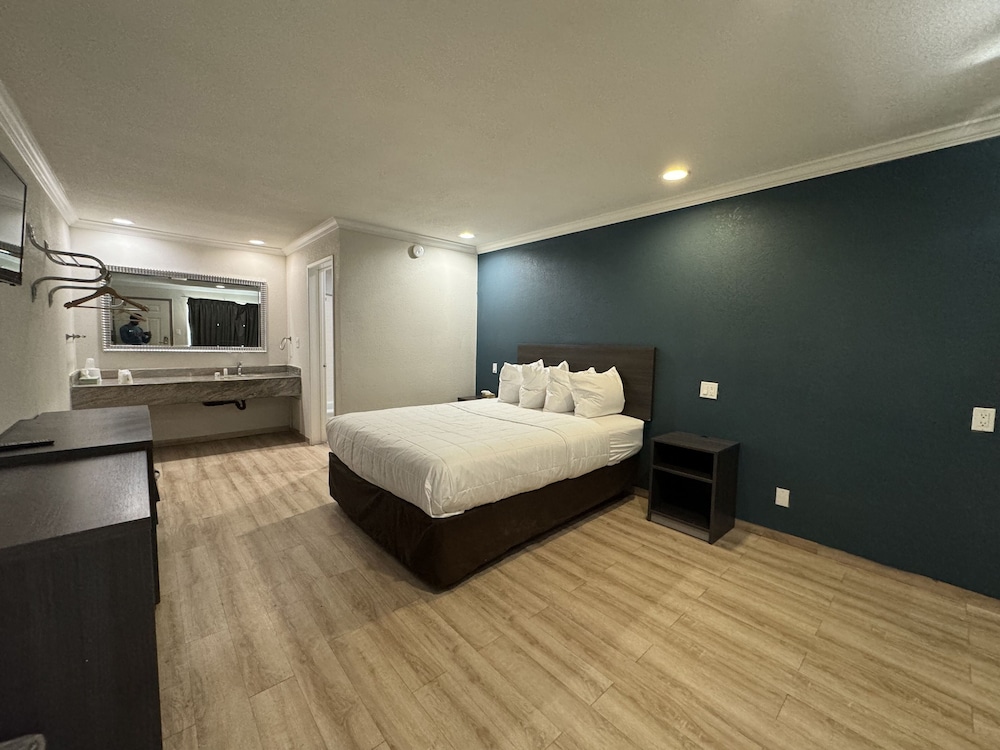 Suite, 1 King Bed, Non Smoking - Photo 2