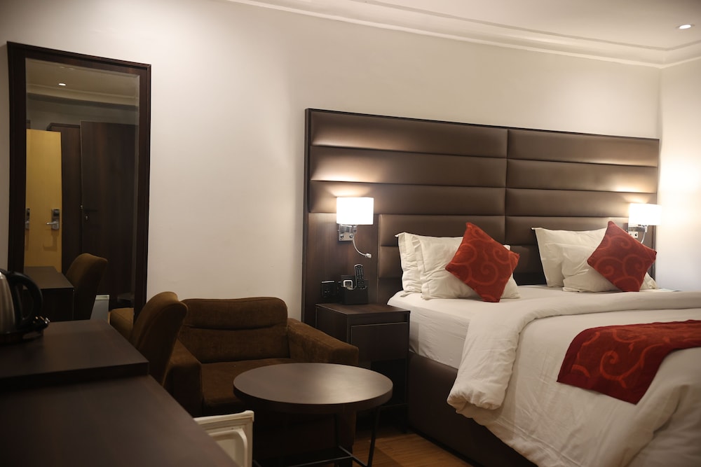 Standard Room, 1 Queen Bed, Non Smoking photo 3