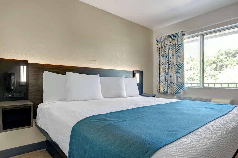 Premium Room, 1 King Bed, Non Smoking, Refrigerator & Microwave - Photo 2