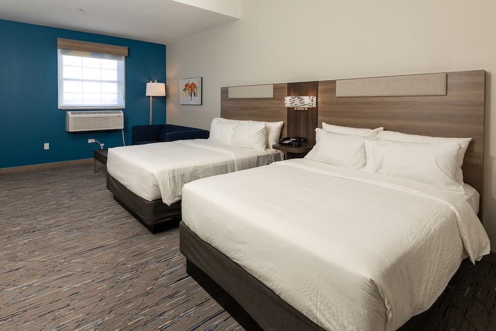 Suite, 2 Queen Beds - Photo 2