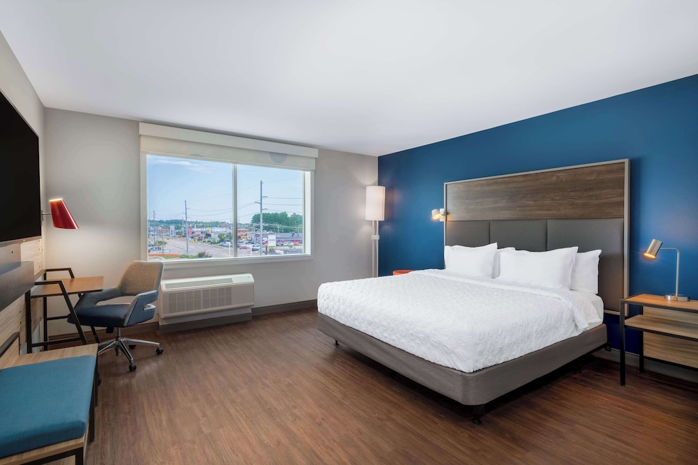 Room, 1 King Bed, Accessible, Bathtub - Photo 1