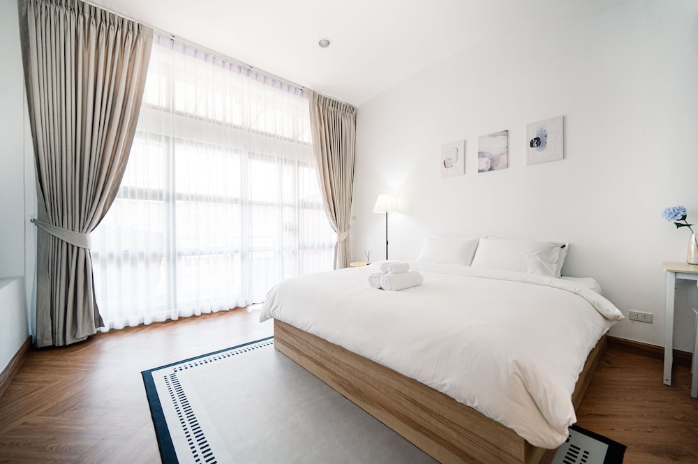 Classic Double Room, 1 King Bed, Bathtub photo 2