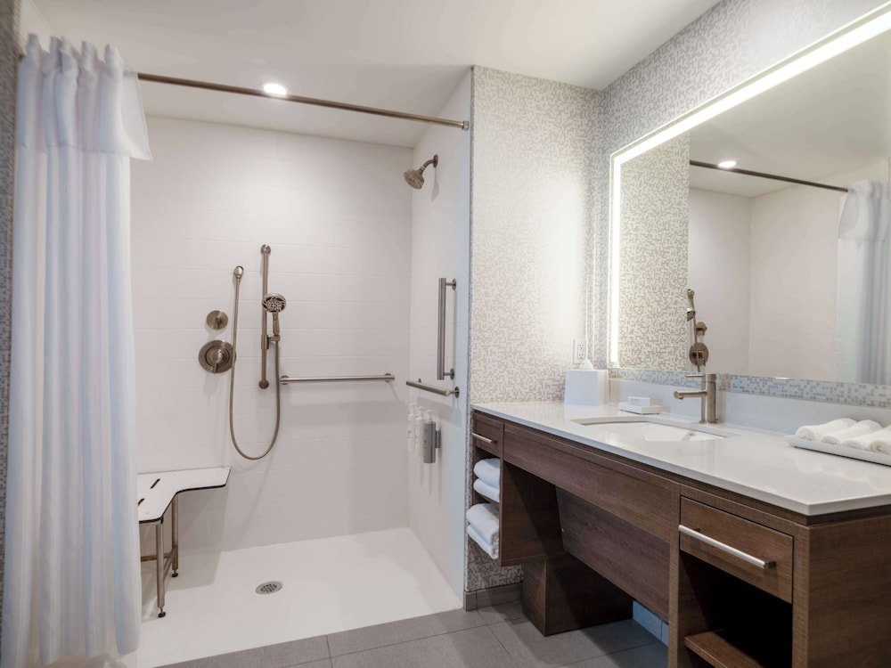 Suite, 2 Queen Beds, Accessible (Roll-In Shower) - Photo 4