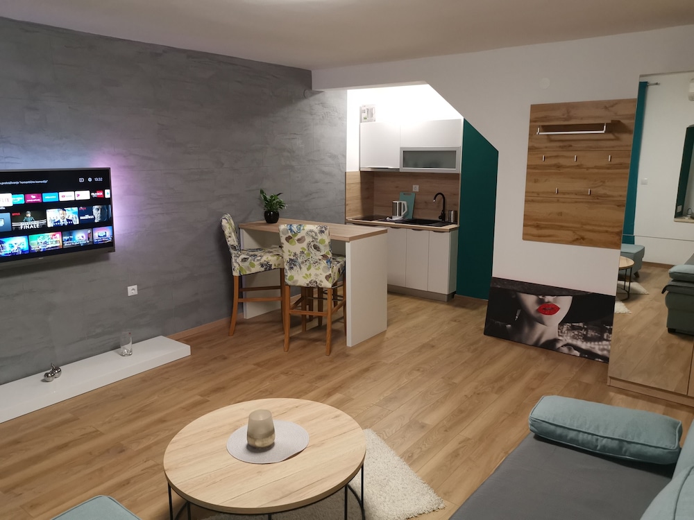Apartment photo 2