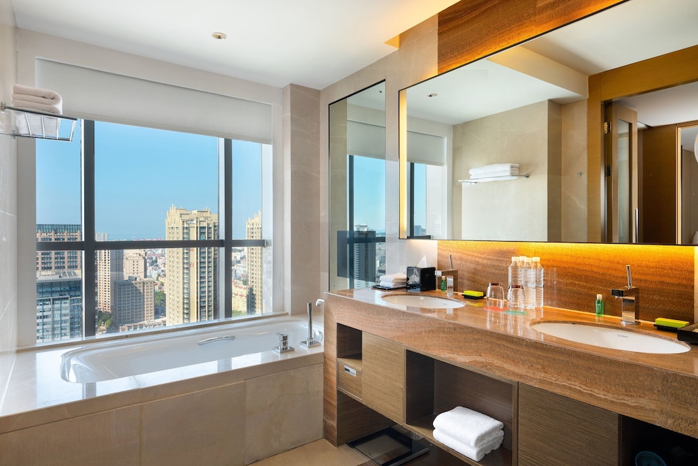 Club Suite, 1 Bedroom - Photo 6