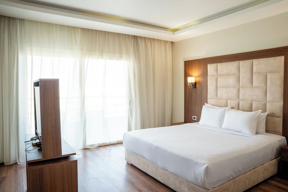 Deluxe King Room photo 2