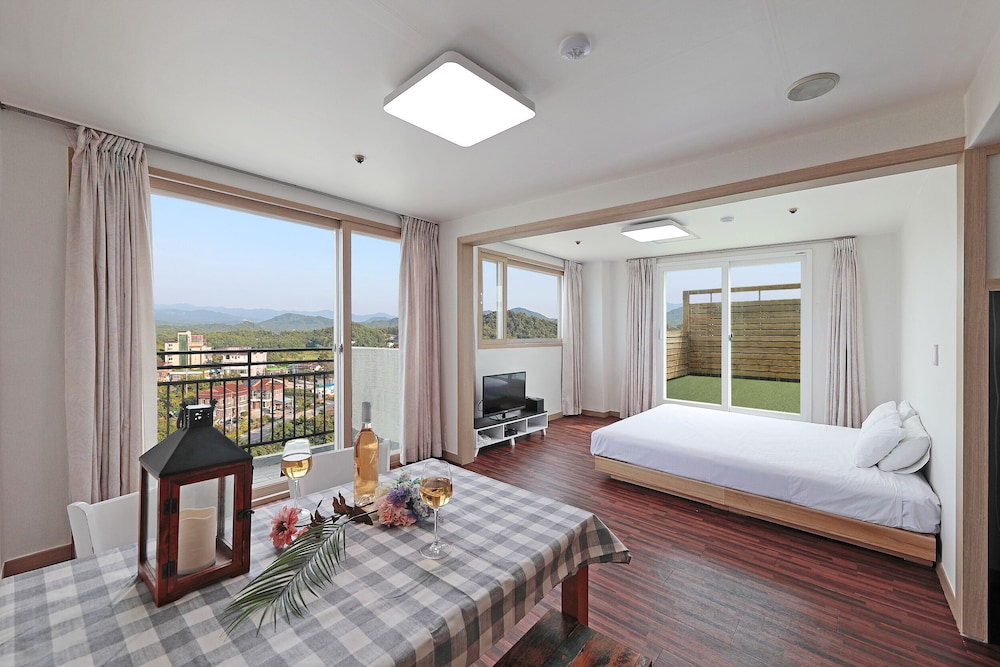 Side Ocean View Suite Terrace with Pet (Water Spa)