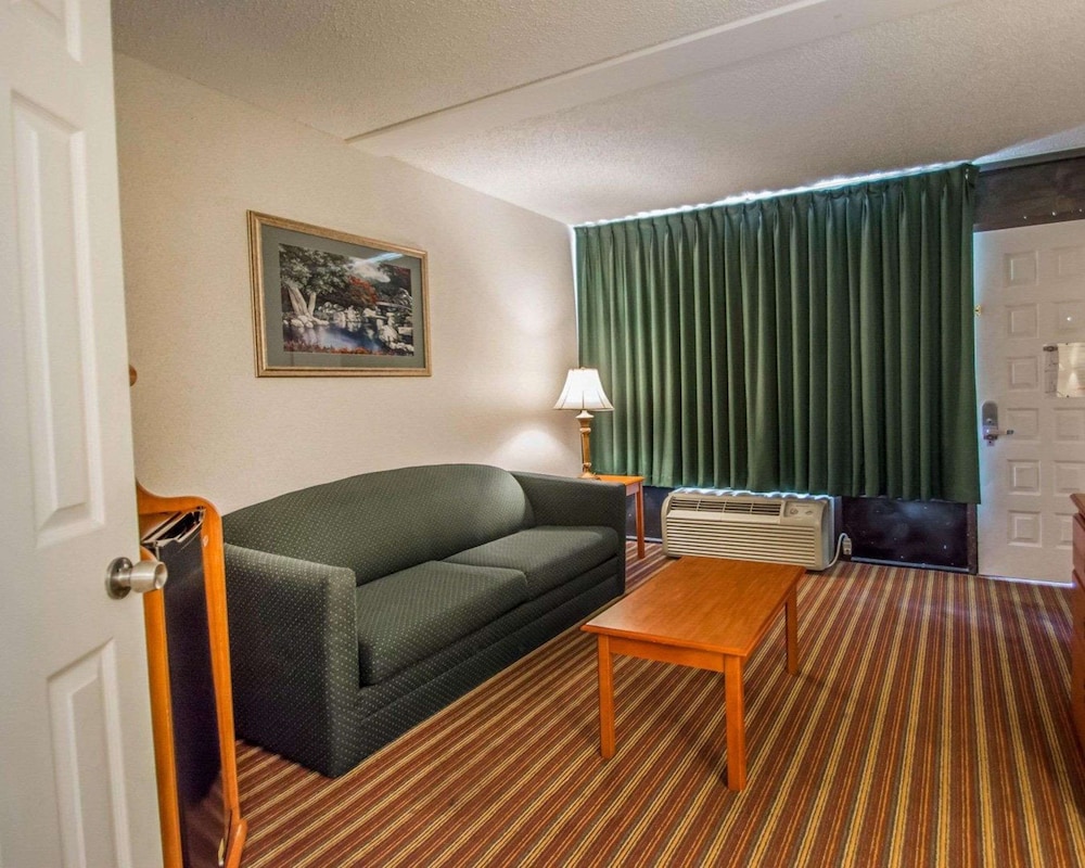 Suite, Multiple Beds, Non Smoking - Photo 3
