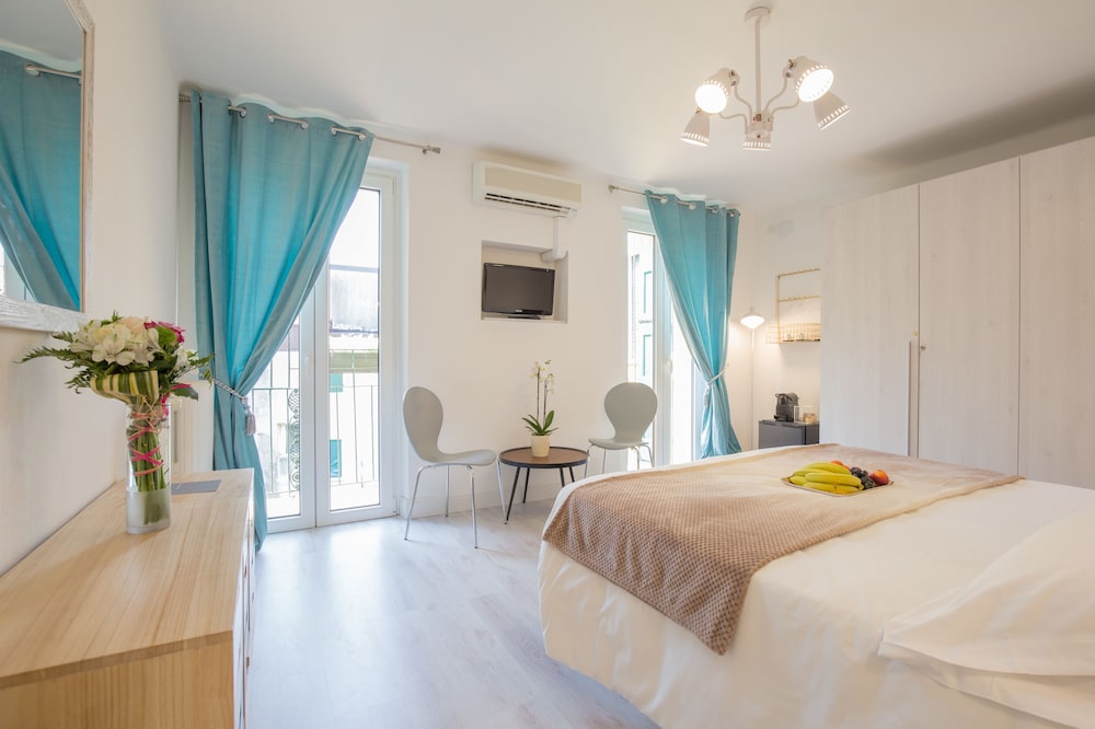 Deluxe Double Room, 1 King Bed, Balcony photo 2