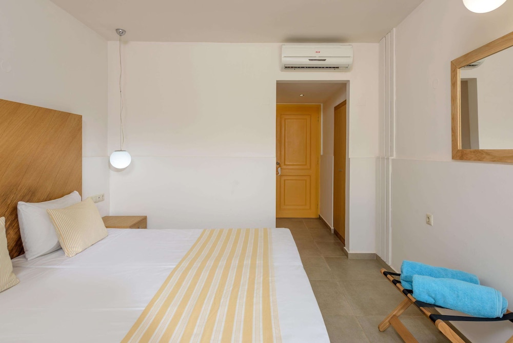 Double Room Pool View - Photo 7