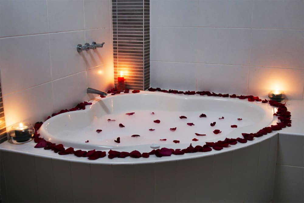 Luxury Suite, 1 King Bed, Non Smoking, Private Bathroom photo 2