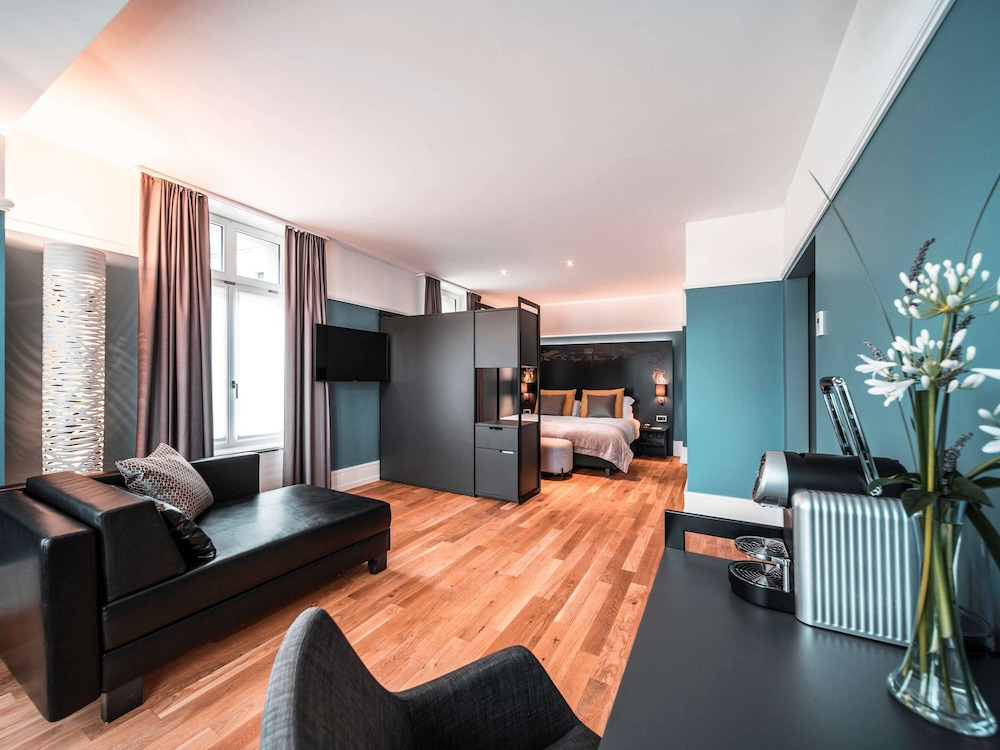 Modern, air-conditioned rooms, with balcony thumbnail 5