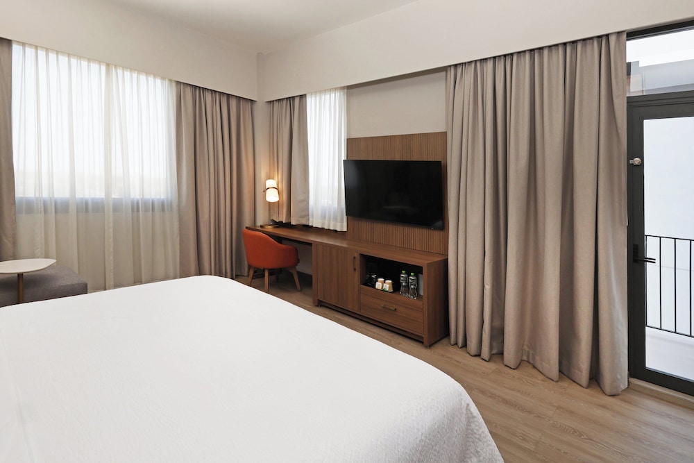 Standard Room, 1 King Bed, Balcony - Photo 2