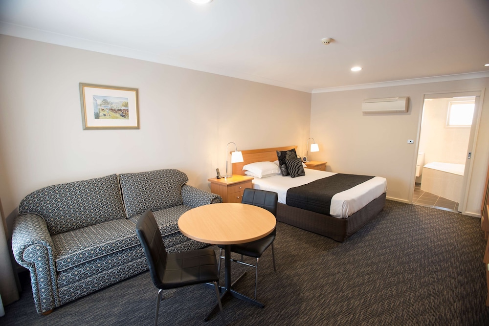Superior Room, 1 King Bed, Non Smoking, Microwave - Photo 1