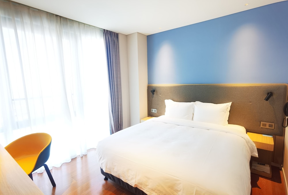 Standard King Bed Room - Photo 4