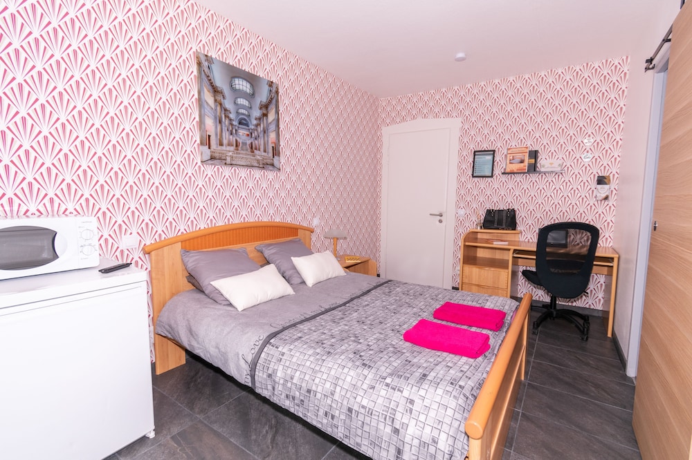 Stylish Classic Room - Photo 14