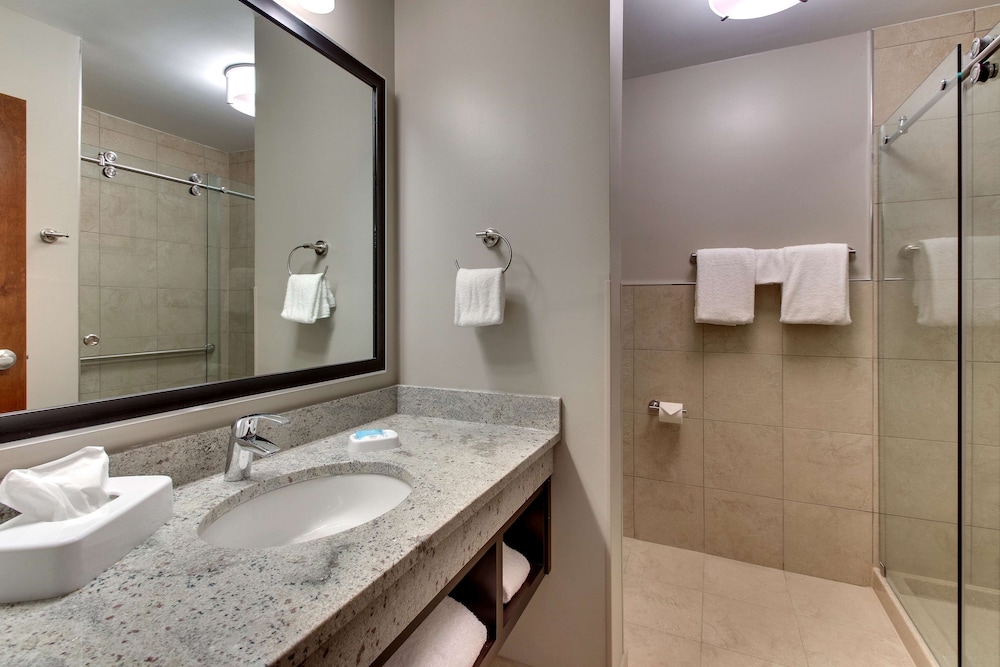 Deluxe Room, 1 King Bed (Upper Floor, Hearing Accessible) - Photo 10
