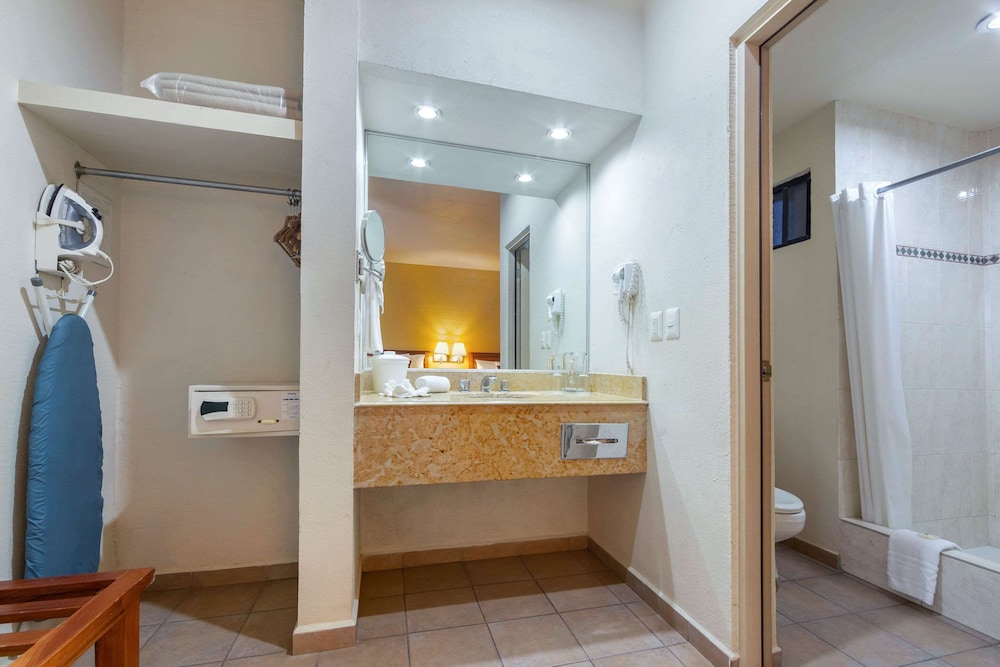 Suite, 2 Double Beds, Non Smoking - Photo 20