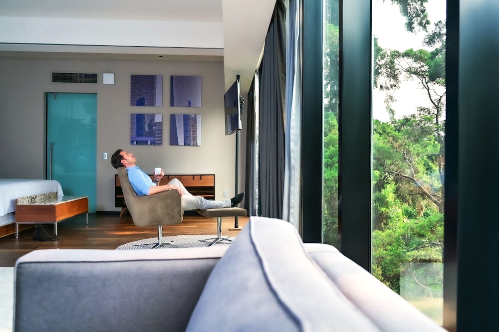 Master Suite thumbnail 6