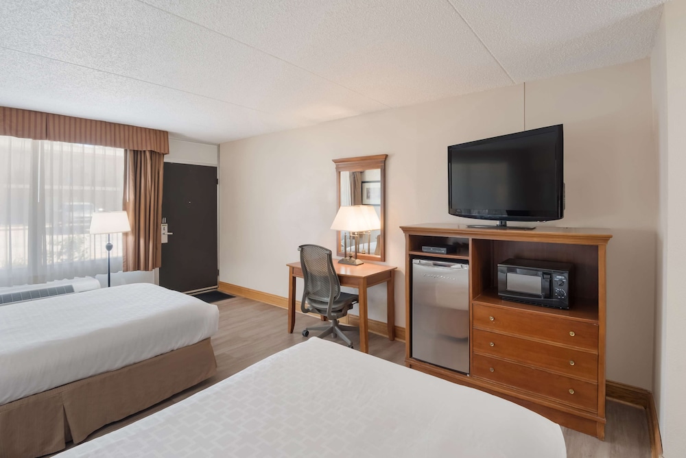 Standard Room, 2 Double Beds, Non Smoking, Refrigerator & Microwave (Pet Friendly) - Photo 2