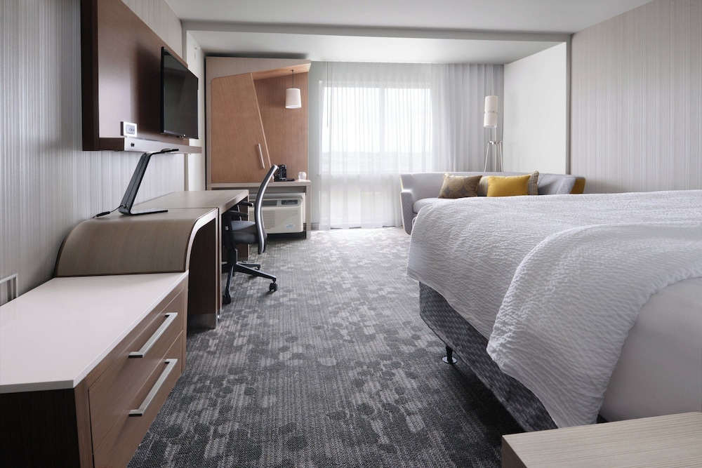 Room, 1 King Bed (Mobility/Hearing Accessible, Tub) photo 2
