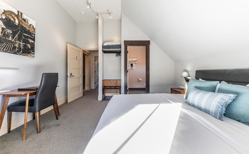 Standard Room, 1 King Bed, Non Smoking, Private Bathroom photo 2