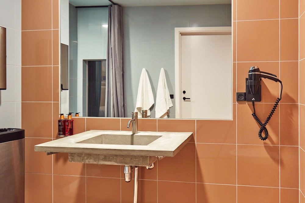 Quadruple Room, Private Bathroom - Photo 6