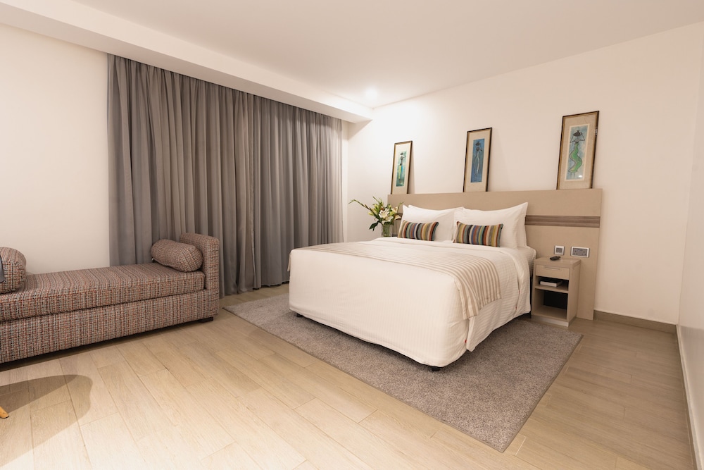 Deluxe Queen Room - Accessible photo 3