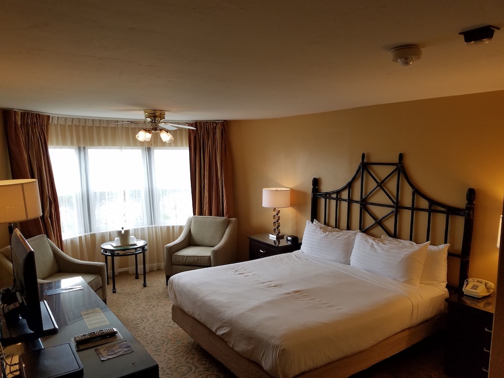 Deluxe Room, 1 King Bed, Partial Ocean View - Photo 2