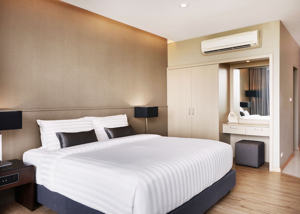 Deluxe Room with Kitchenette - Photo 2