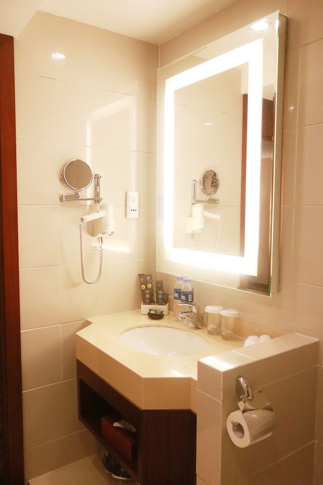 Superior King Room-Huangpu River View,Executive Floor thumbnail 5