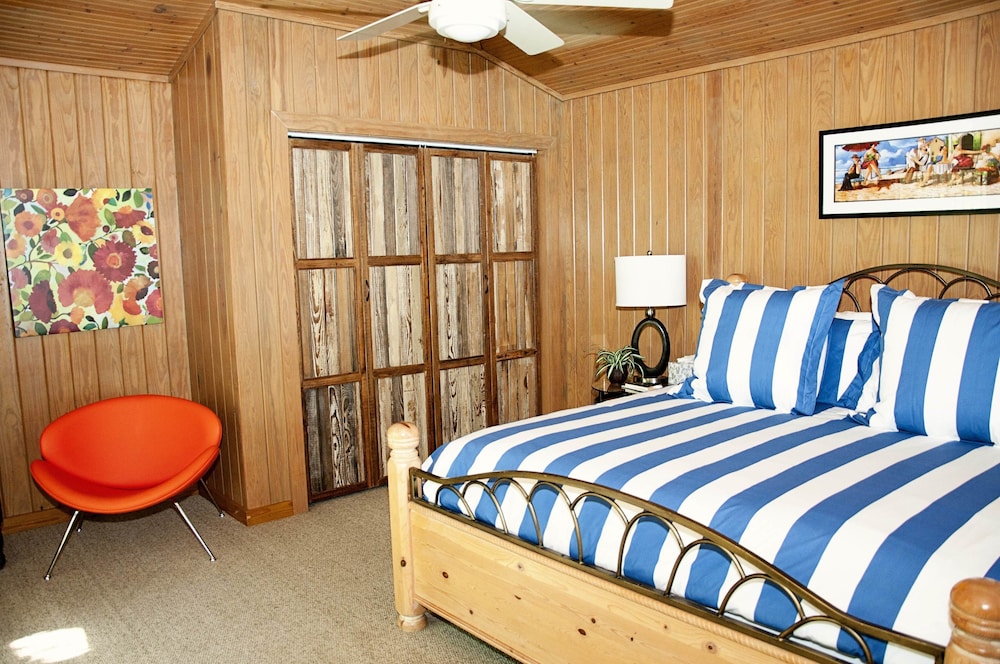 Superior Cabin, Private Bathroom, Pool View (Poolside Cabana ) photo 2
