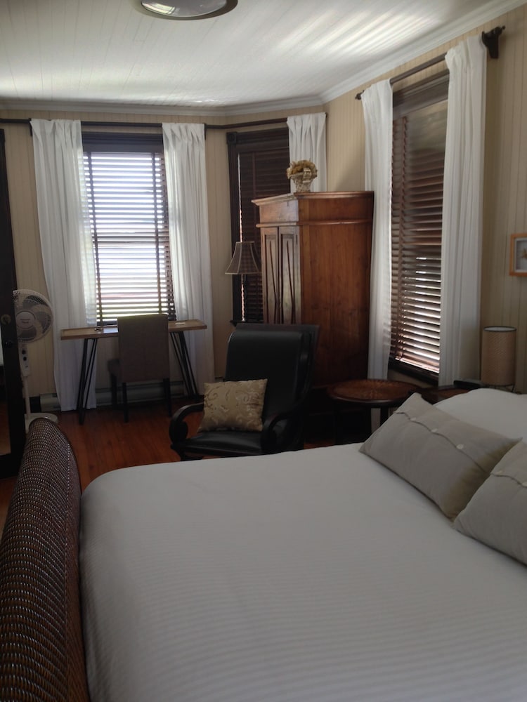 Family Room, 1 Queen Bed With Sofa Bed, Sea View (3) photo 2