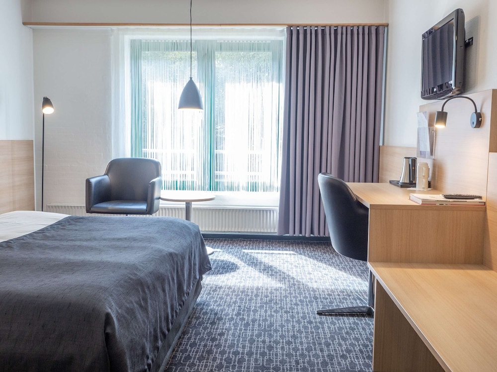 Standard Room, 1 Queen Bed, Non Smoking - Photo 2